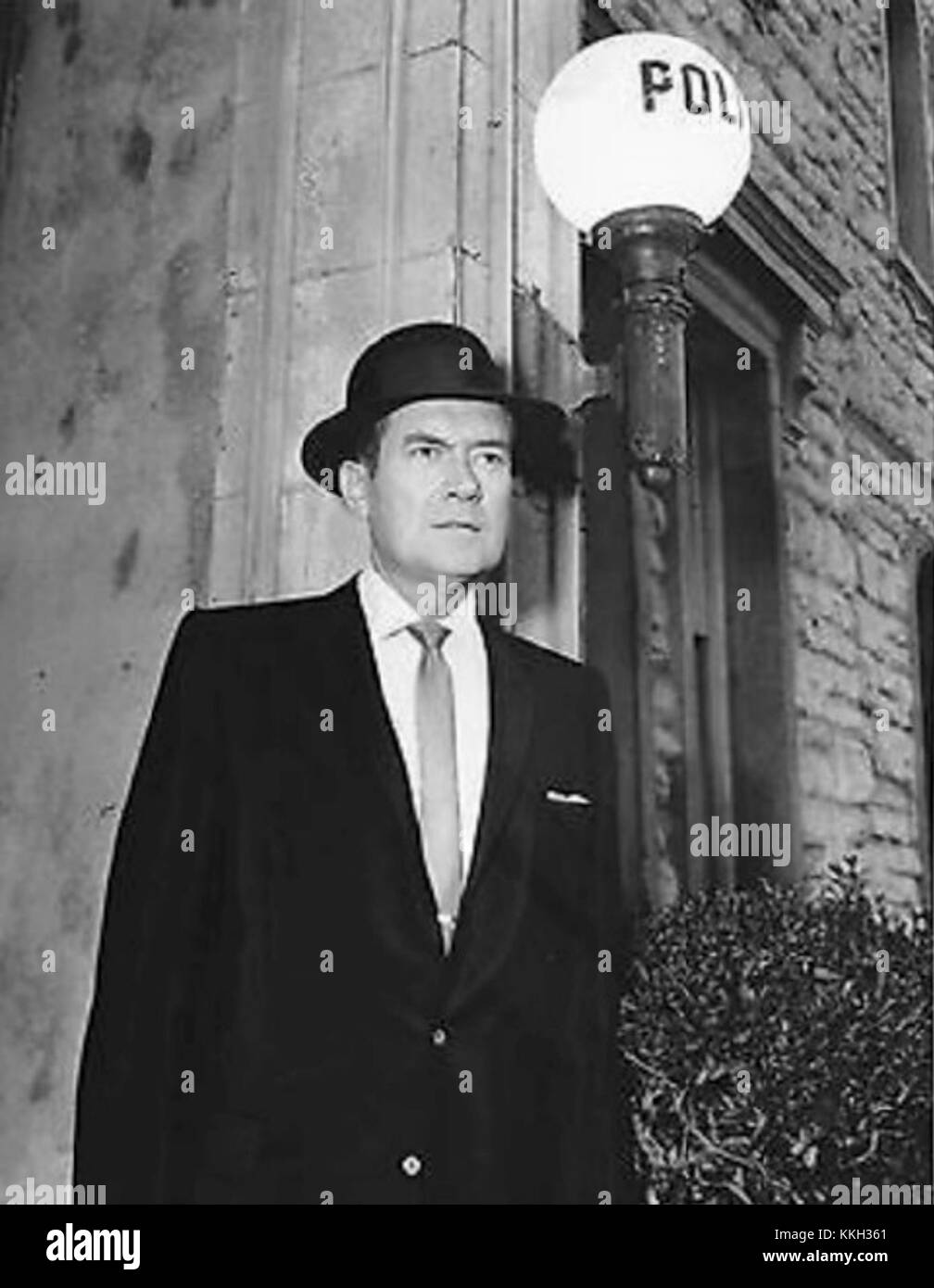 Dieses Werbebild zeigt Frank Lovejoy in der TV-Show „Meet McGraw“, einem juristischen Drama, das 1957 ausgestrahlt wurde. Lovejoy spielte die Rolle eines Privatdetektors in der Serie und hielt das Wesen des amerikanischen Fernsehens der Mitte des Jahrhunderts fest. Stockfoto