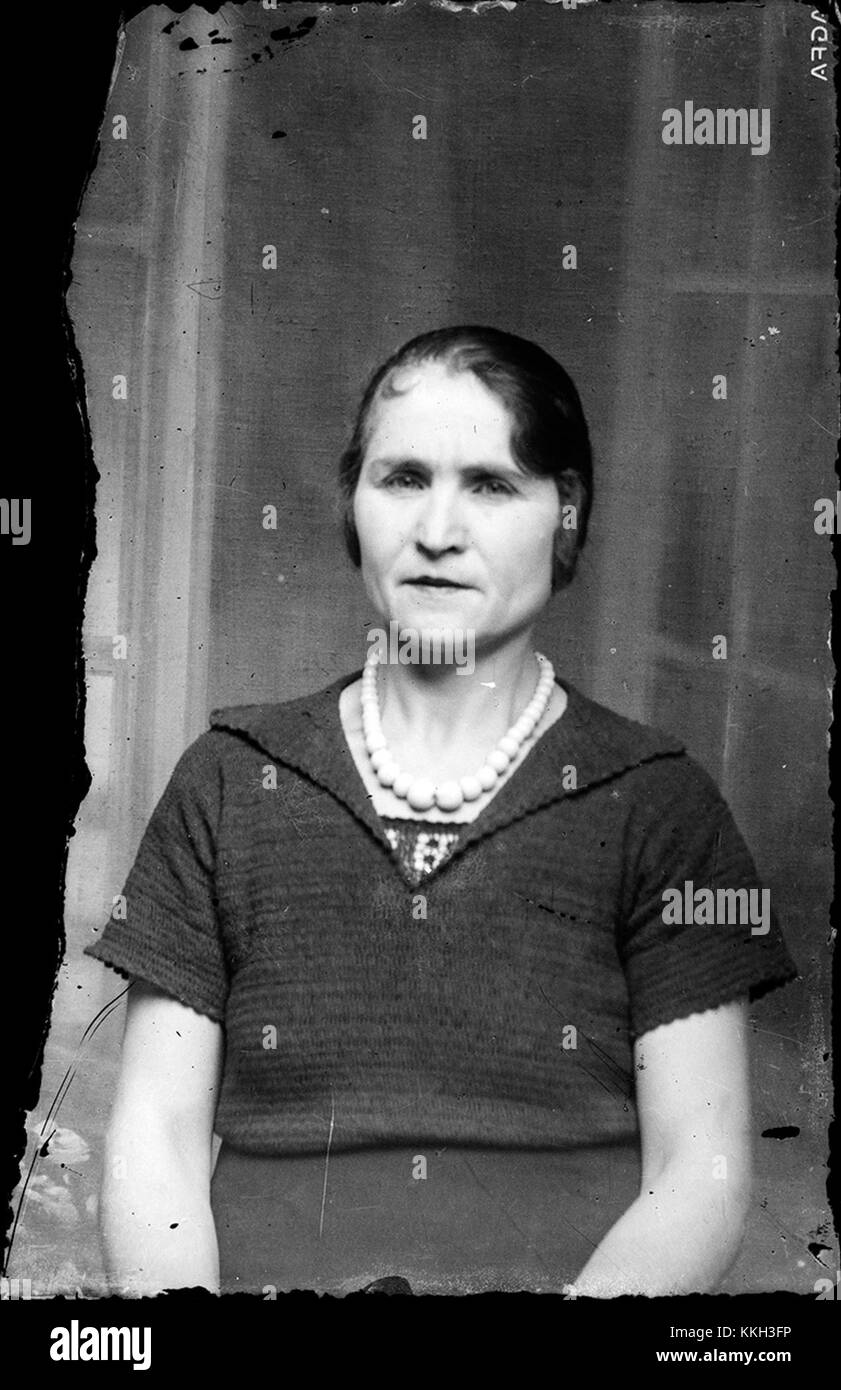 Femeie CA 20140201 bezieht sich auf ein Foto einer Frau, das wahrscheinlich 2014 aufgenommen wurde und mit einem Bild aus einem digitalen Archiv oder einer Fotosammlung assoziiert wird. Stockfoto