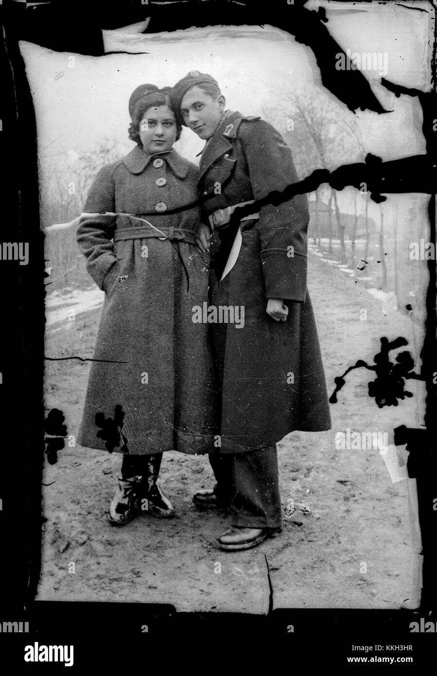 Dieses Foto aus dem Jahr 2014 zeigt ein Paar, das in einer städtischen Umgebung eine Straße entlang geht, wahrscheinlich in Rumänien. Das Bild fängt das Wesen des täglichen Lebens ein, wobei das Paar Seite an Seite in einer städtischen Umgebung spaziert und urbane Beziehungen und Interaktionen betont. Stockfoto