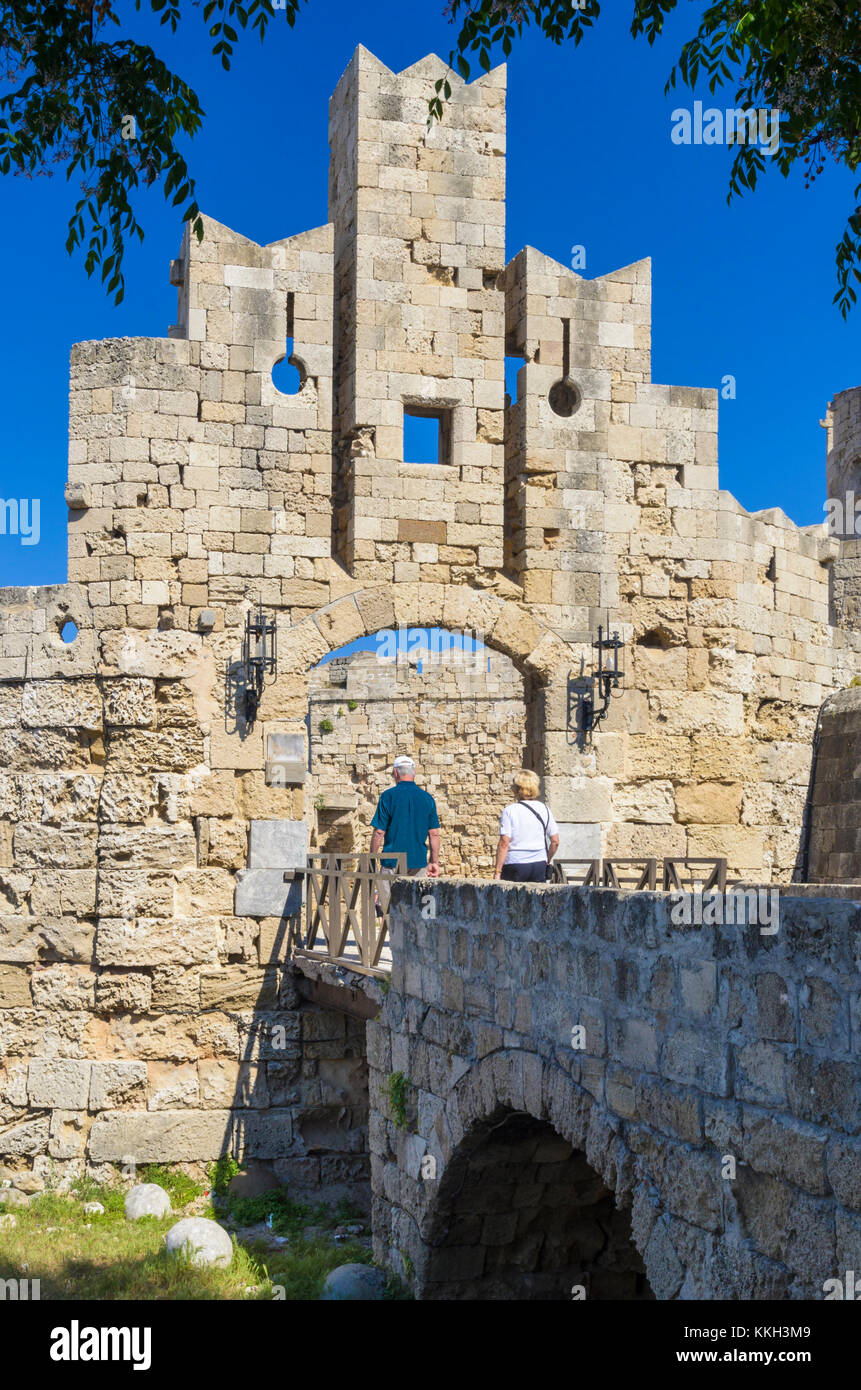 Ein paar Gehminuten durch Rhodos Burg Tor von St. Paul, Altstadt von Rhodos, die Insel Rhodos, Griechenland Stockfoto