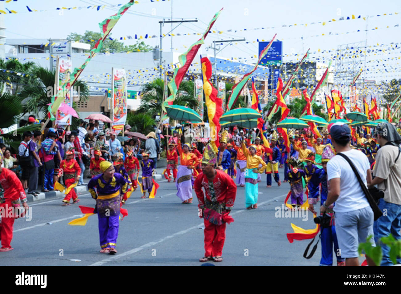 Die Kadsagayan Parade ist eine lebendige und farbenfrohe Veranstaltung, die während des Kalilangan Festivals auf den Philippinen stattfindet. Es feiert das reiche kulturelle Erbe der Region mit aufwendigen Kostümen, Musik und Tanz. Stockfoto