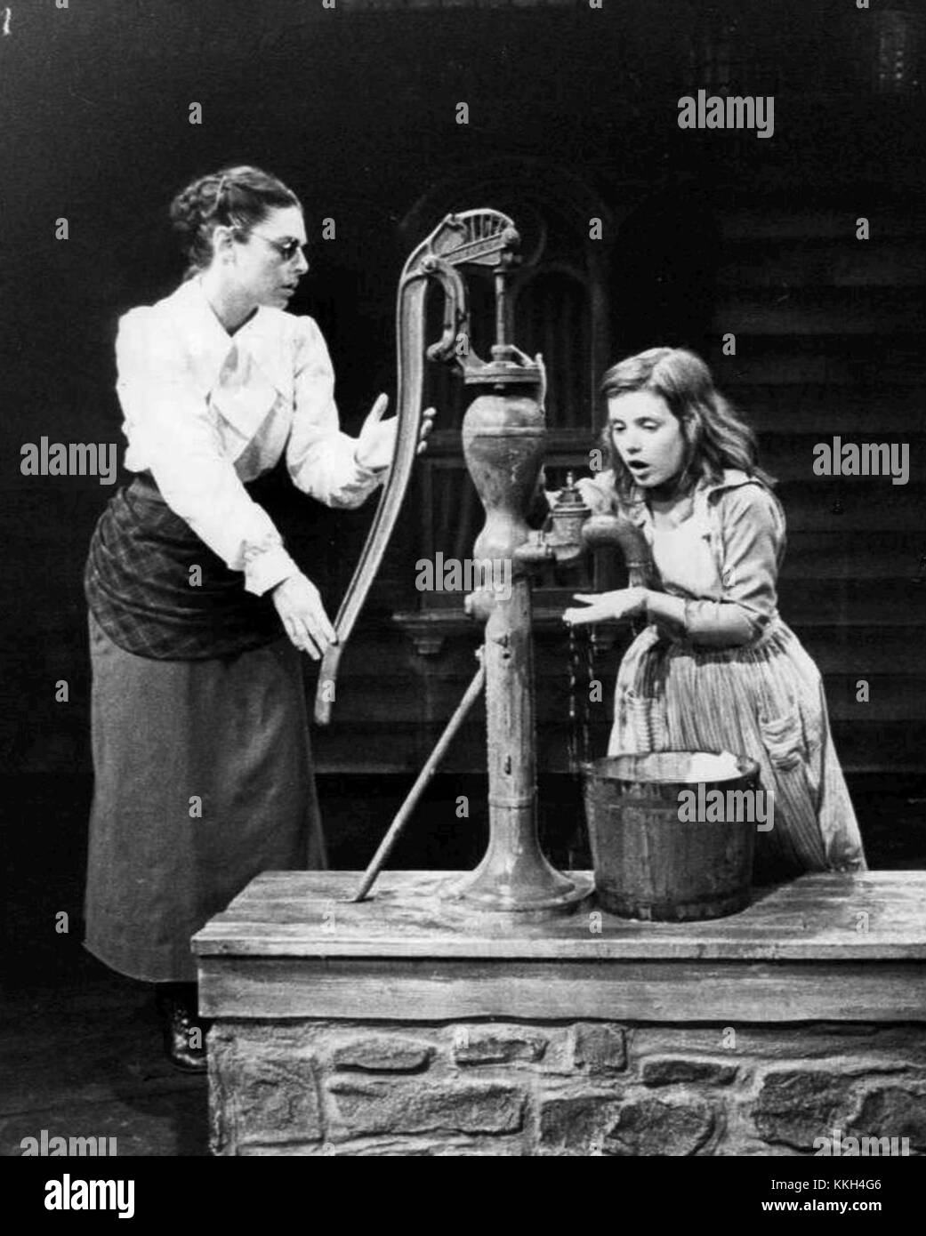 Anne Bancroft und Patty Duke spielten 1960 die Hauptrollen in der legendären Produktion von „The Miracle Worker“, in der sie die inspirierende Geschichte von Helen Keller und ihrer Lehrerin Anne Sullivan schilderten, die einen bedeutenden Moment im amerikanischen Theater markiert. Stockfoto