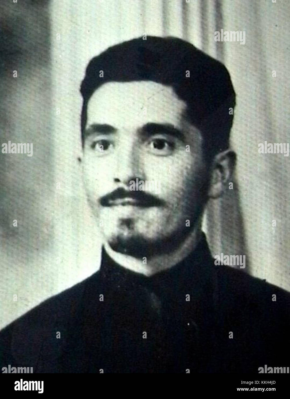 Ein historisches Dokument über den rumänischen antikommunistischen Widerstand mit Pater Ioan Constantinescu. Der Text hebt seine Rolle bei der Ablehnung der kommunistischen Herrschaft in Rumänien hervor. Stockfoto