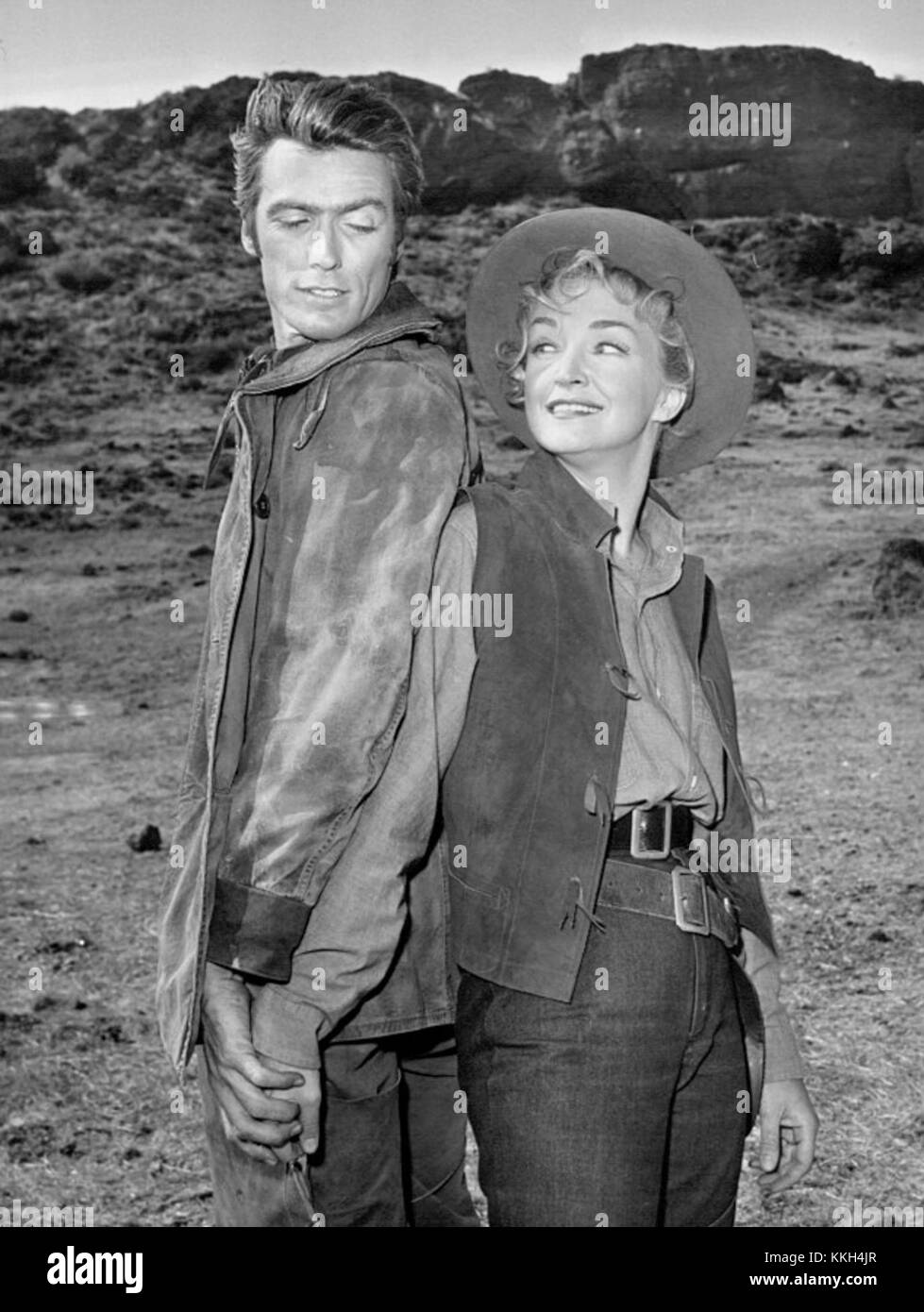 Clint Eastwood und Nina Foch spielten 1959 die Hauptrollen in der Western-Fernsehserie Rawhide. Dieses Bild fängt ihre ikonischen Rollen in der Serie ein, die entscheidend für ihre frühen Karrieren und das westliche Fernsehgenre war. Stockfoto
