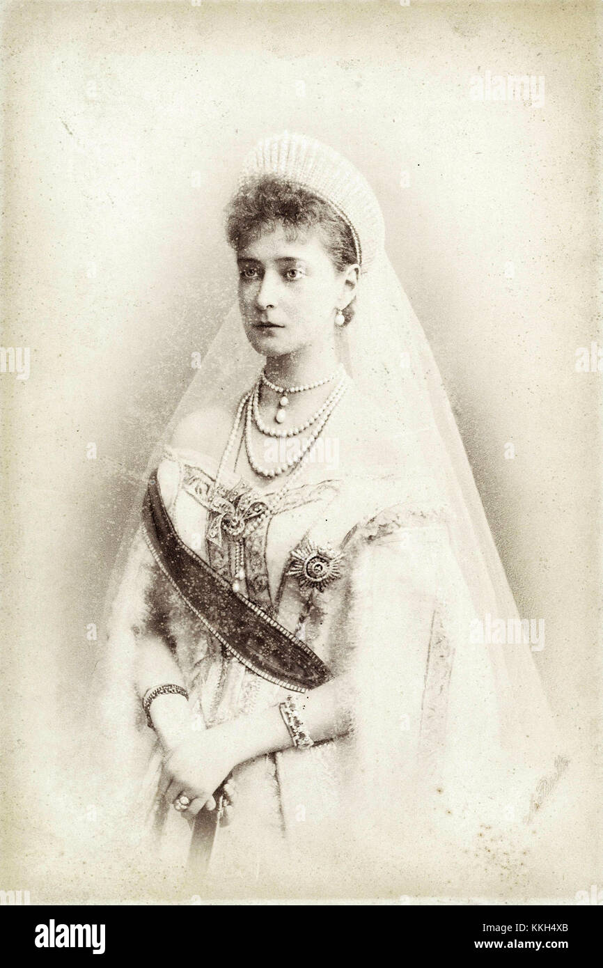 Kaiserin Alexandra Feodorowna ist in ihrem Hochzeitskleid dargestellt, das die königliche vereinigung im Russland des frühen 20. Jahrhunderts symbolisiert. Ihre Kleidung spiegelt die Eleganz und Formalität der Epoche wider. Stockfoto