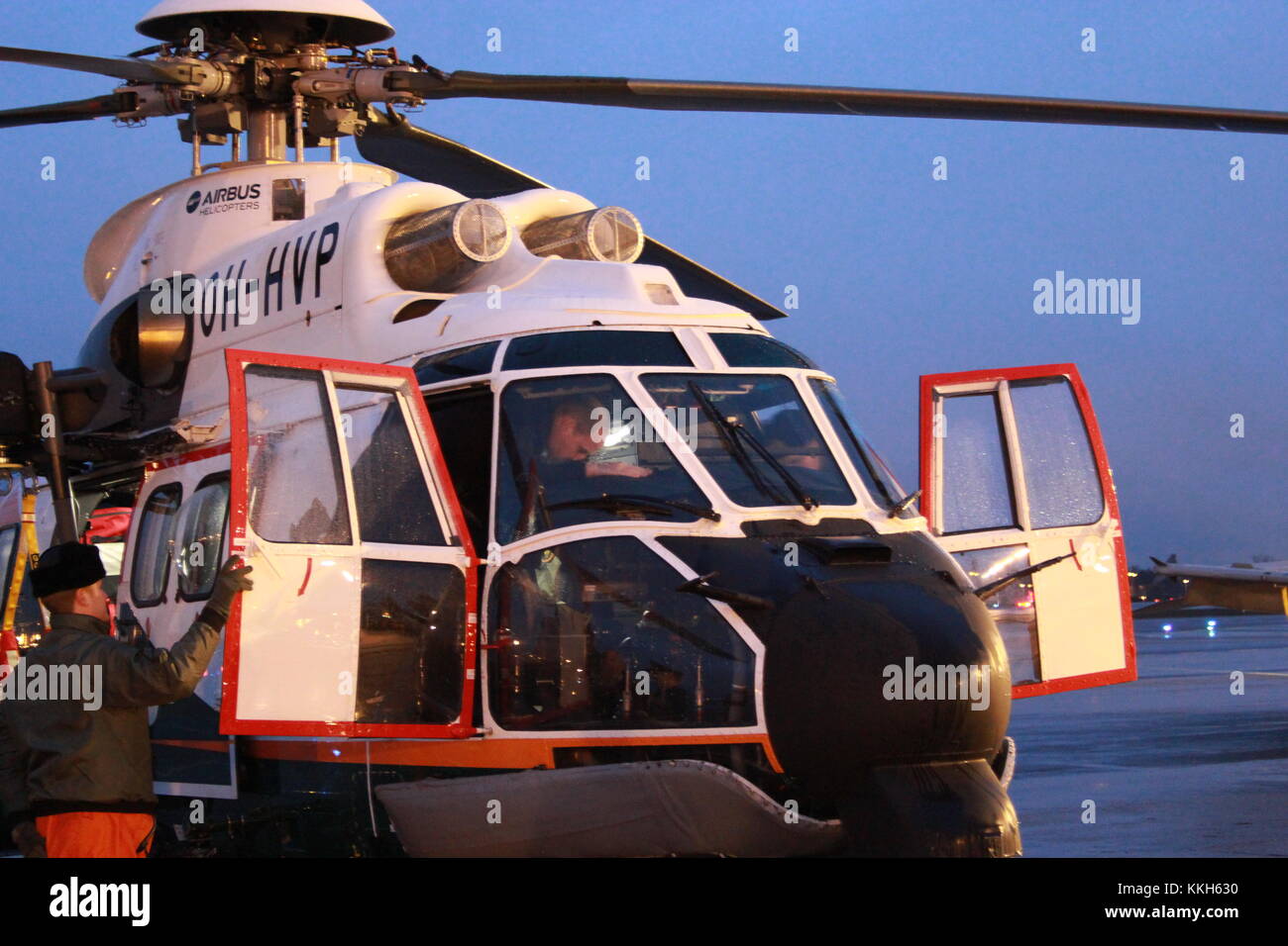 Vantaa, Finnland. 30. November 2017. Prinz William sich mit einem Super Puma Transporthubschrauber vertraut machen. Heini Kettunen/Alamy Live Newsews Stockfoto