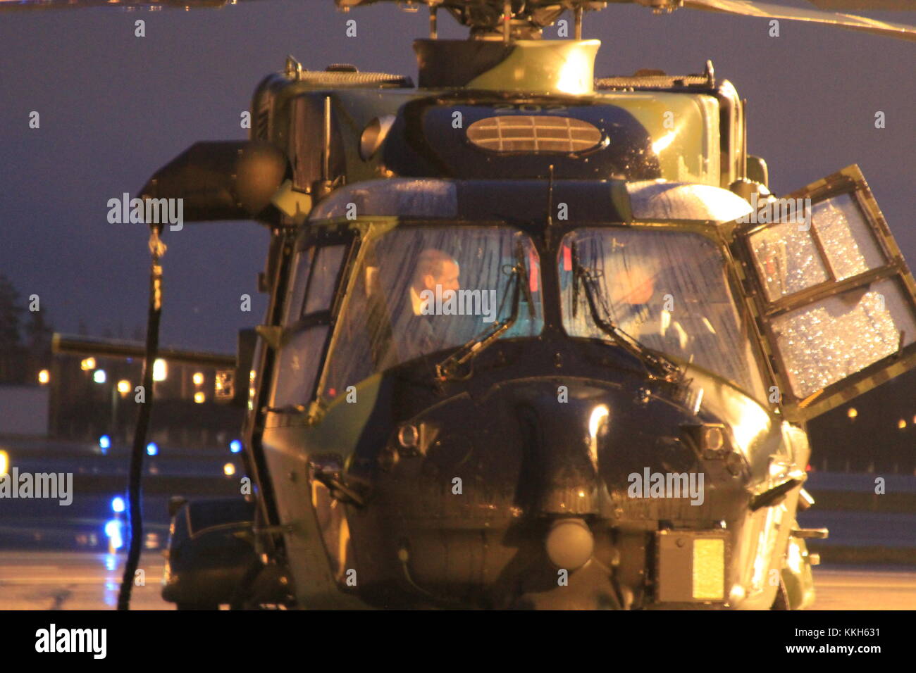 Vantaa, Finnland. 30. November 2017. Prinz William sich mit einer NH90 Hubschrauber vertraut machen. Heini Kettunen/Alamy Live Newsews Stockfoto