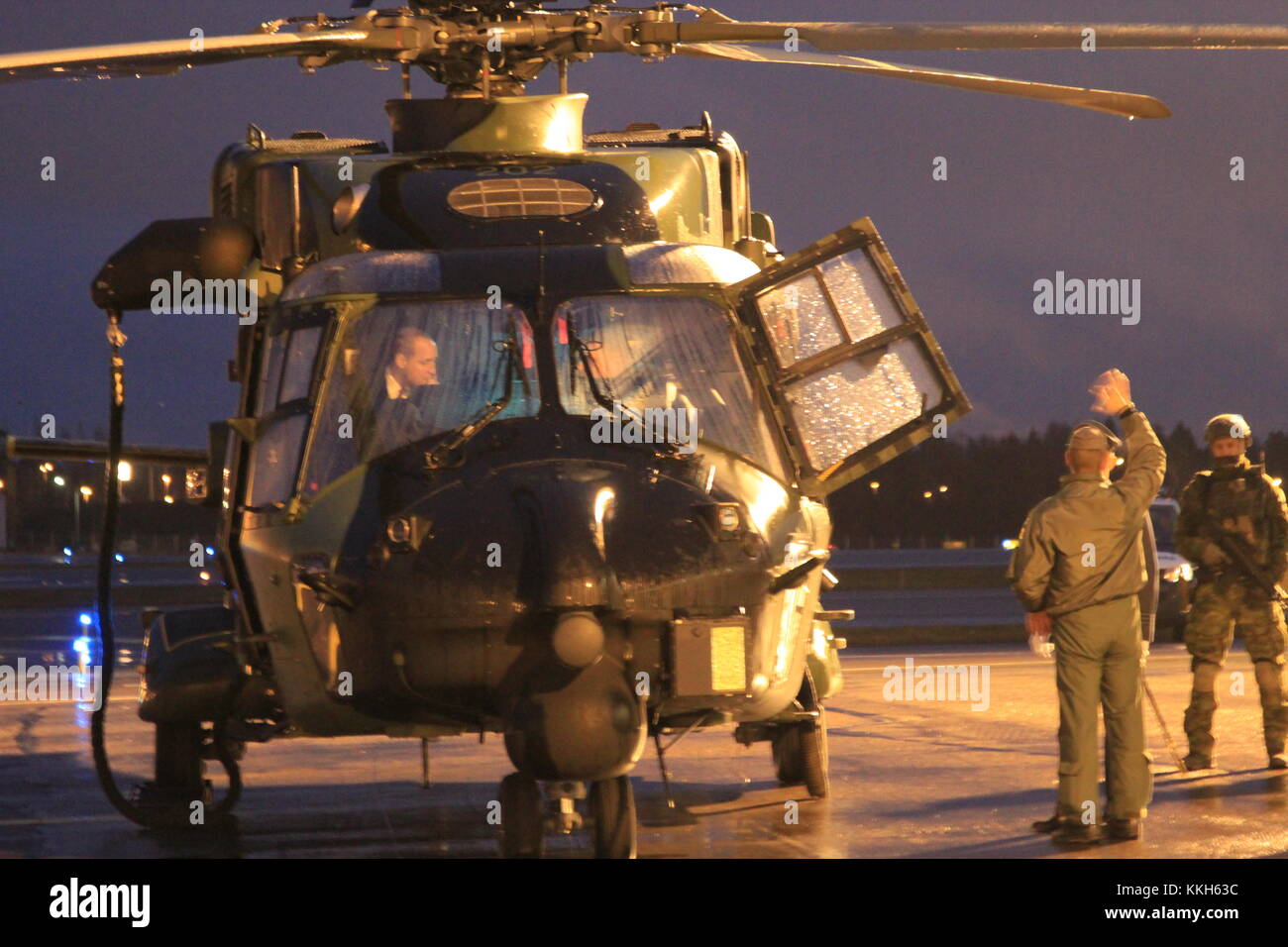 Vantaa, Finnland. 30. November 2017. Prinz William sich mit einer NH90 Hubschrauber vertraut machen. Heini Kettunen/Alamy Live Newsews Stockfoto