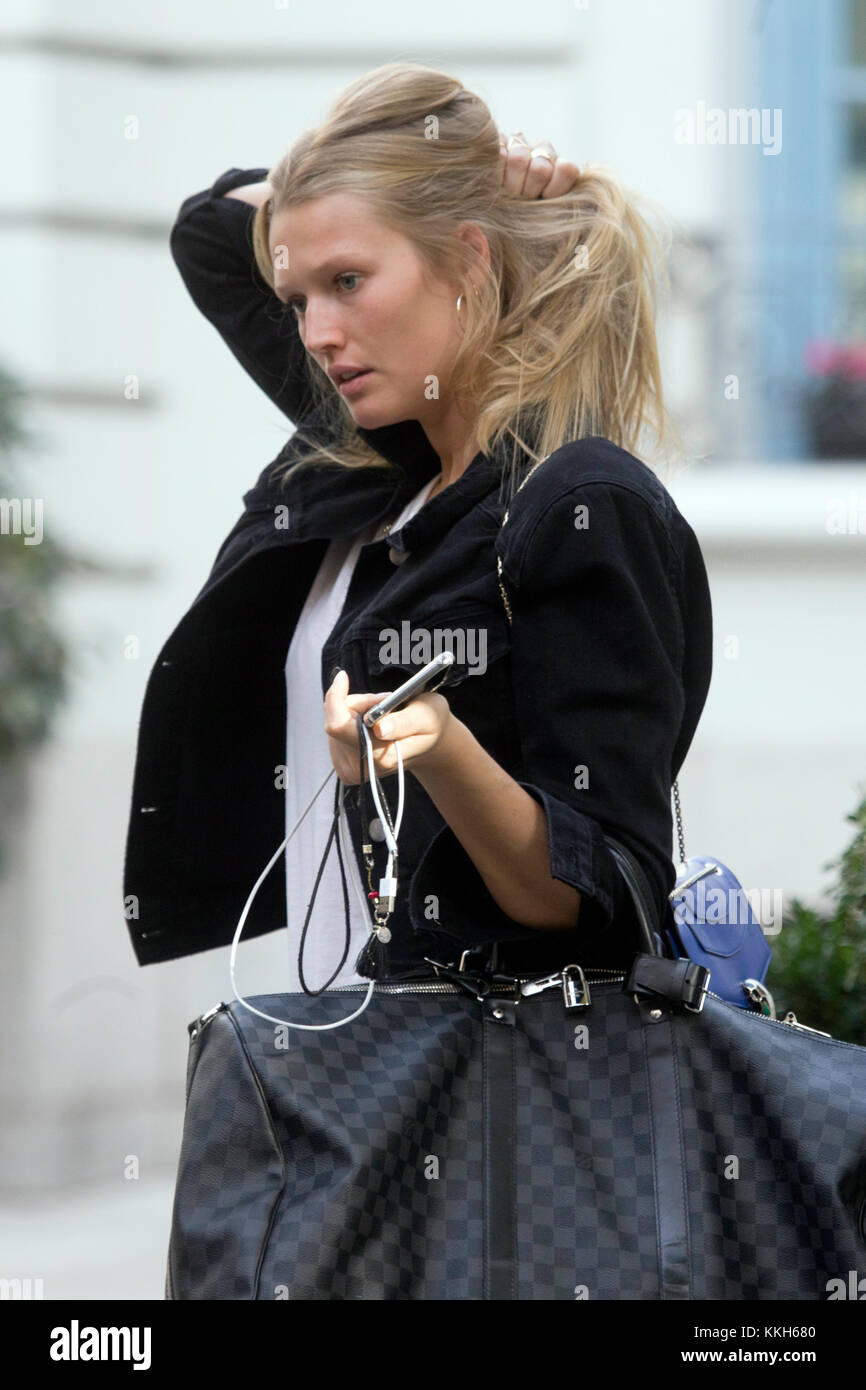 Madrid, Spanien. 23 Nov, 2017. Foto â 2017 23/lagencia grosby exklusive deutsche Topmodel Toni Garrn kommt zu Ihrem Hotel in Madrid am 23. November 2017. Foto: newscom per Kreditkarte/alamy leben Nachrichten Stockfoto
