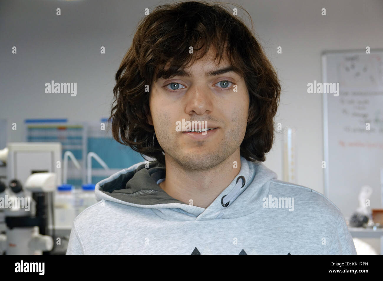 Delft, Niederlande. November 2017. Der junge Holländer Boyan Slat, Gründer der Initiative „Ocean Cleanup“, posiert am 7. November 2017 im Hauptquartier von Ocean Cleanup in Delft, Niederlande, für die Kamera. Plastikmüll verschmutzt die Ozeane und bedroht Ökosysteme und Gesundheit. Ein junger holländer plant, 2018 eine große Säuberung in den Ozeanen zu beginnen. Annette Birschel/dpa/Alamy Live News Stockfoto