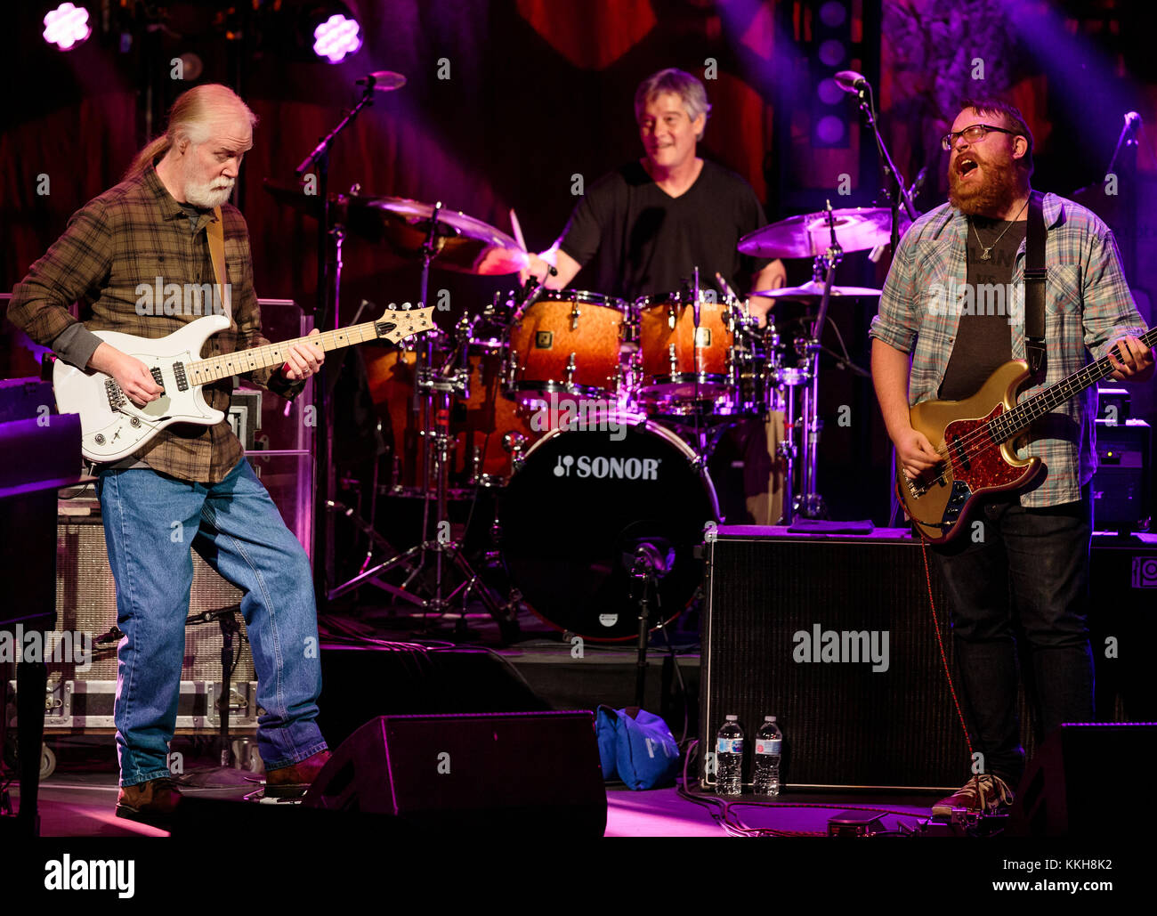 Austin, TX, USA. Nov. 2017. Jimmy Herring und The Invsible Whip treten am 30. November 2017 als John McLaughlin und Jimmy Herring im Paramount Theatre in Austin, Texas auf. Kredit: Erik Kabik Photography/Media Punch/Alamy Live News Stockfoto