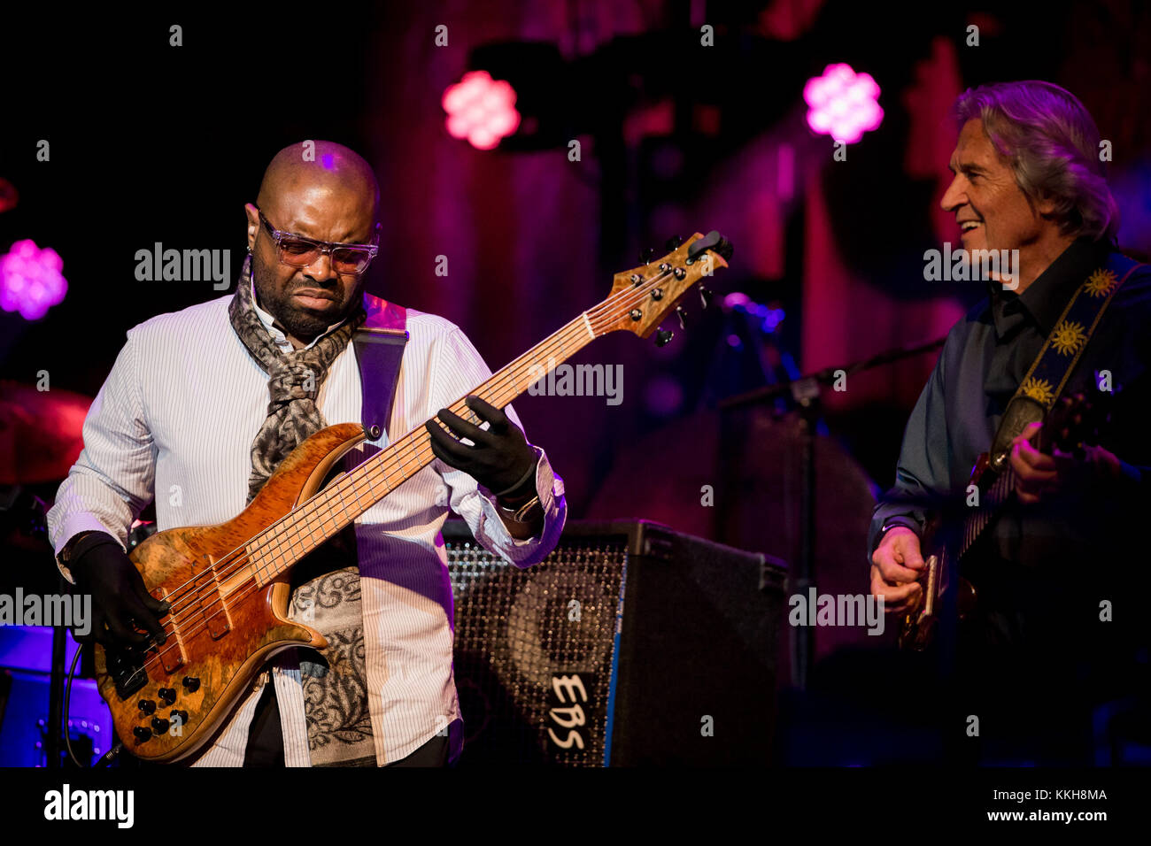 Austin, TX, USA. 30 Nov, 2017. John McLaughlin und die vierte Dimension wie John McLaughlin und Jimmy Herring bei Paramount Theater in Austin, Texas, am 30. November 2017 durchführen. Credit: Erik Kabik Fotografie/Medien Punch/Alamy leben Nachrichten Stockfoto