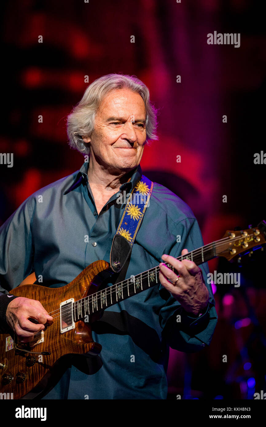 Austin, TX, USA. 30 Nov, 2017. John McLaughlin und die vierte Dimension wie John McLaughlin und Jimmy Herring bei Paramount Theater in Austin, Texas, am 30. November 2017 durchführen. Credit: Erik Kabik Fotografie/Medien Punch/Alamy leben Nachrichten Stockfoto