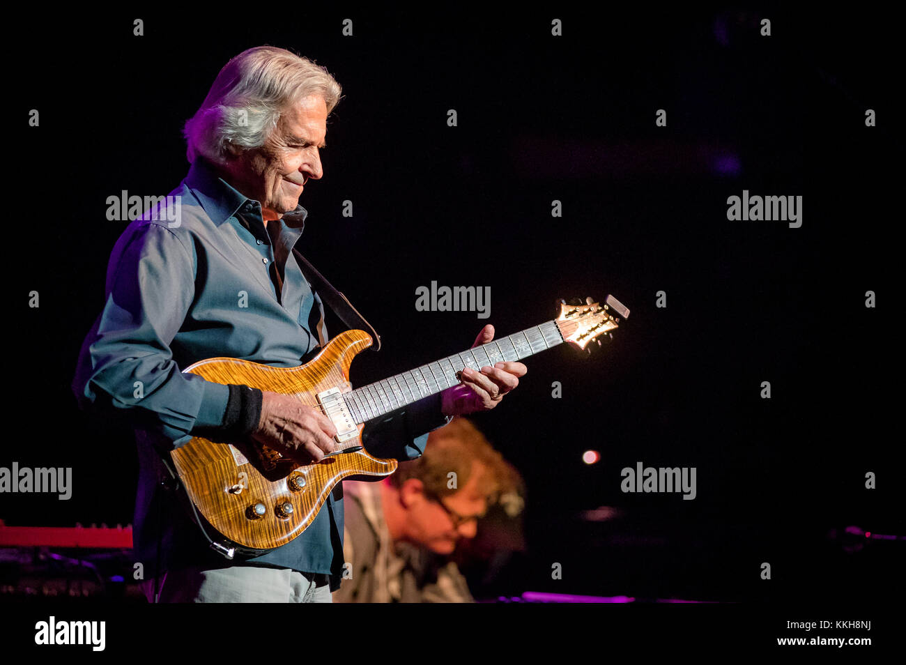 Austin, TX, USA. 30 Nov, 2017. John McLaughlin und die vierte Dimension wie John McLaughlin und Jimmy Herring bei Paramount Theater in Austin, Texas, am 30. November 2017 durchführen. Credit: Erik Kabik Fotografie/Medien Punch/Alamy leben Nachrichten Stockfoto