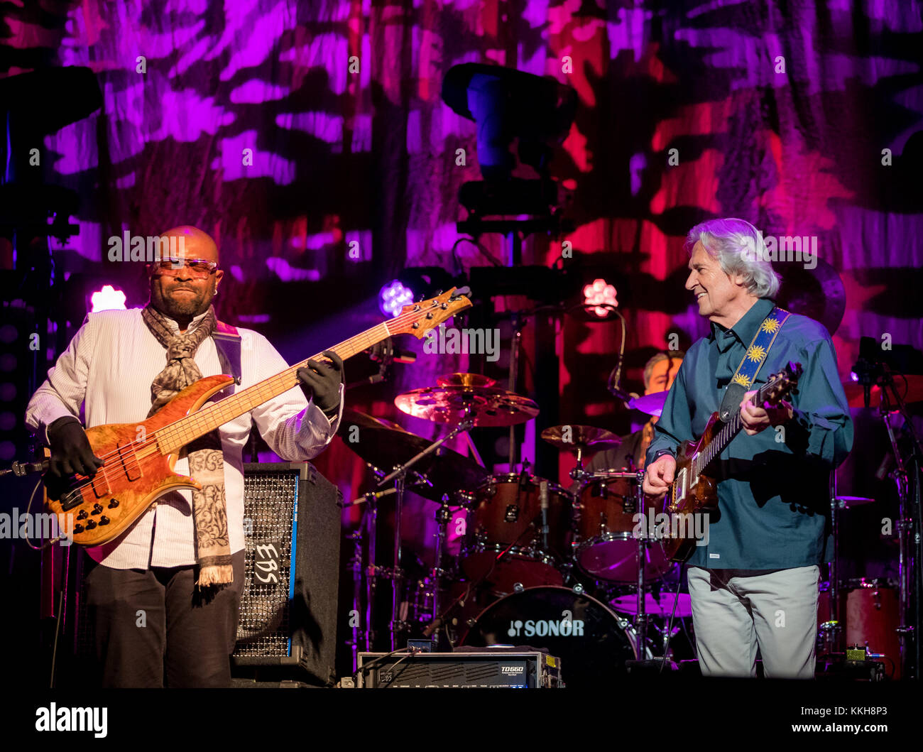 Austin, TX, USA. 30 Nov, 2017. John McLaughlin und die vierte Dimension wie John McLaughlin und Jimmy Herring bei Paramount Theater in Austin, Texas, am 30. November 2017 durchführen. Credit: Erik Kabik Fotografie/Medien Punch/Alamy leben Nachrichten Stockfoto