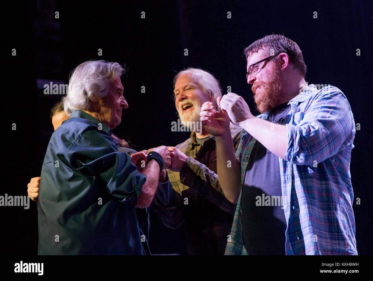 Austin, TX, USA. Nov. 2017. John McLaughling und Jimmy Herring und Bandmitglieder, die als John McLaughlin und Jimmy Herring am 30. November 2017 im Paramount Theatre in Austin, Texas auftreten. Kredit: Erik Kabik Photography/Media Punch/Alamy Live News Stockfoto