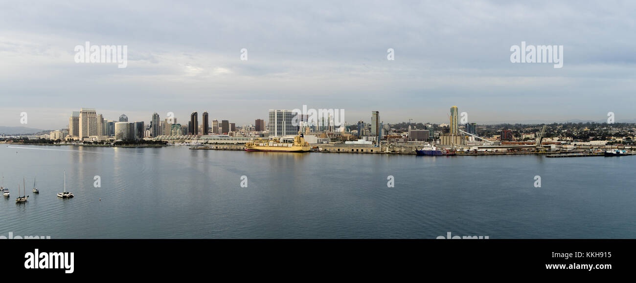 Blick von Coronado Insel der Bucht und Gebäude von San Diego in der Dämmerung Stockfoto