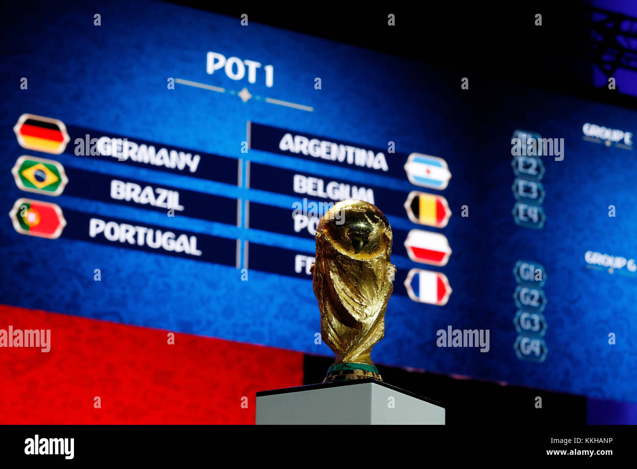 Moskau, Russland. November 2017. Der FIFA-Weltpokal/Trophaee, Trophy vor den Gruppen aus Topf 1/TOPF 1. Fussball: Auslosung zur FIFA- Fussball Weltmeisterschaft 2018 in Moskau, Russland 01.12.2017 - Fußball, Unentschieden zur FIFA- Weltmeisterschaft 2018, Moskau, 01. Dezember 2017 Nutzung weltweit Quelle: dpa/Alamy Live News Stockfoto