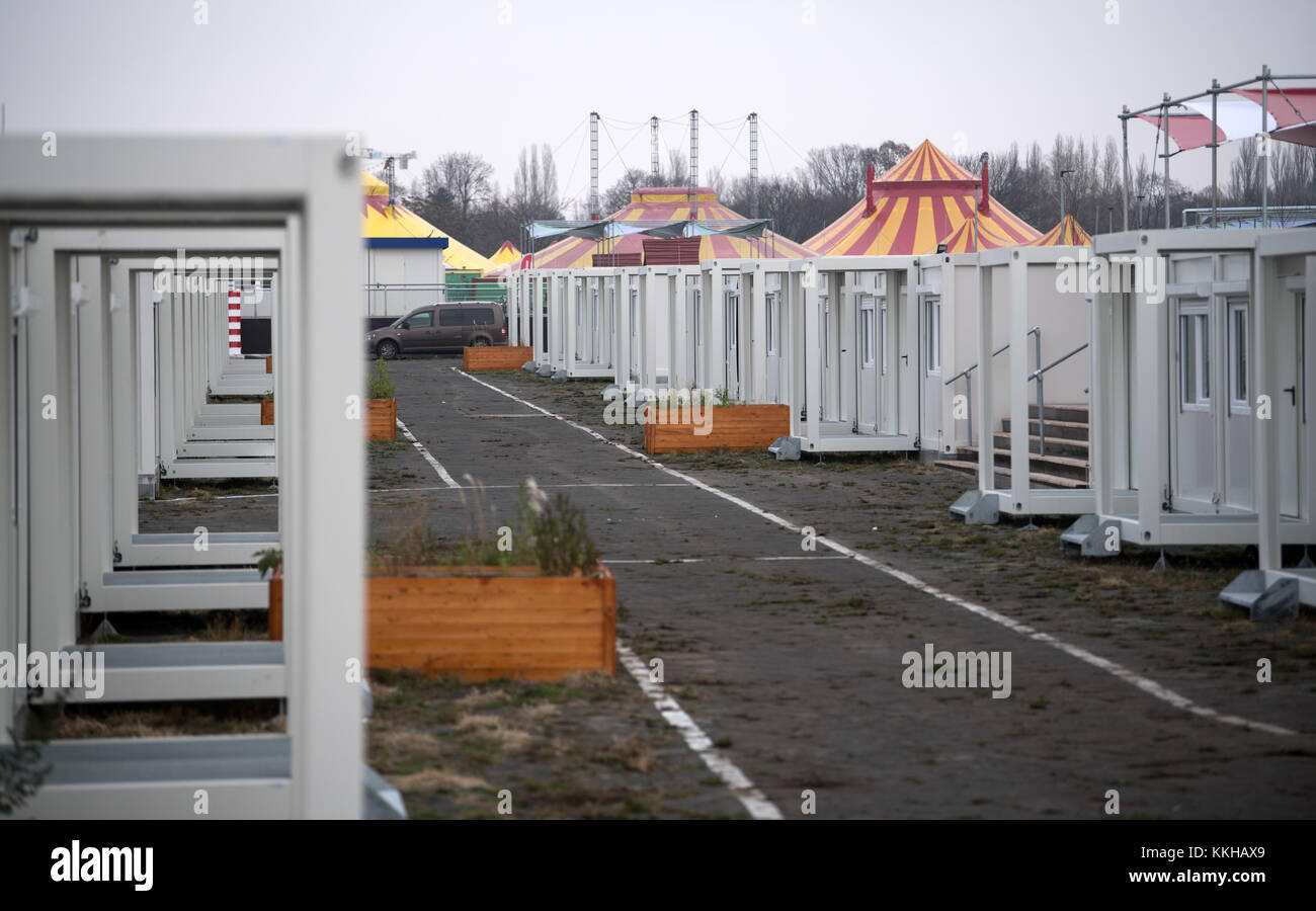 Fast 900 Container Konnen Auf Dem Gelande Der Gemeinsamen Notunterkunfte Fur Fluchtlinge Auf Dem Ehemaligen Flughafen Tempelhof Gesehen Werden Als Tempelhofer Feld Bekannt In Berlin Deutschland 1 Dezember 17 Das Containerdorf Aus
