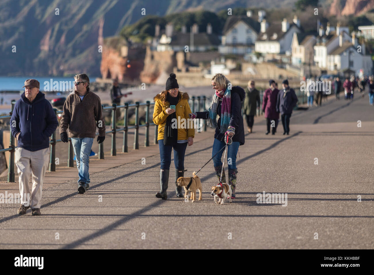 Honiton, Devon, 1. Dez 17 viel warme Kleidung in Sidmouth, da die Temperaturen fielen trotz strahlendem Sonnenschein.at Sidmouth. Foto Central/Alamy leben Nachrichten Stockfoto