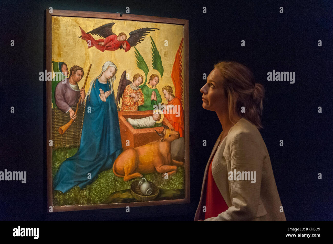 London, Großbritannien. 1. Dezember 2017. Ein Mitarbeiter Ansichten" der Meister des Sankt Lambrecht Votive Altarbild, Recto: Die Krippe', circa 1435-40, (Est. GBP 300-400k). Vorschau von 'Meister des Lichts', Sotheby's Alte Meister Abend Verkauf, die am 6. Dezember findet bei Sotheby's, New Bond Street. Credit: Stephen Chung/Alamy leben Nachrichten Stockfoto