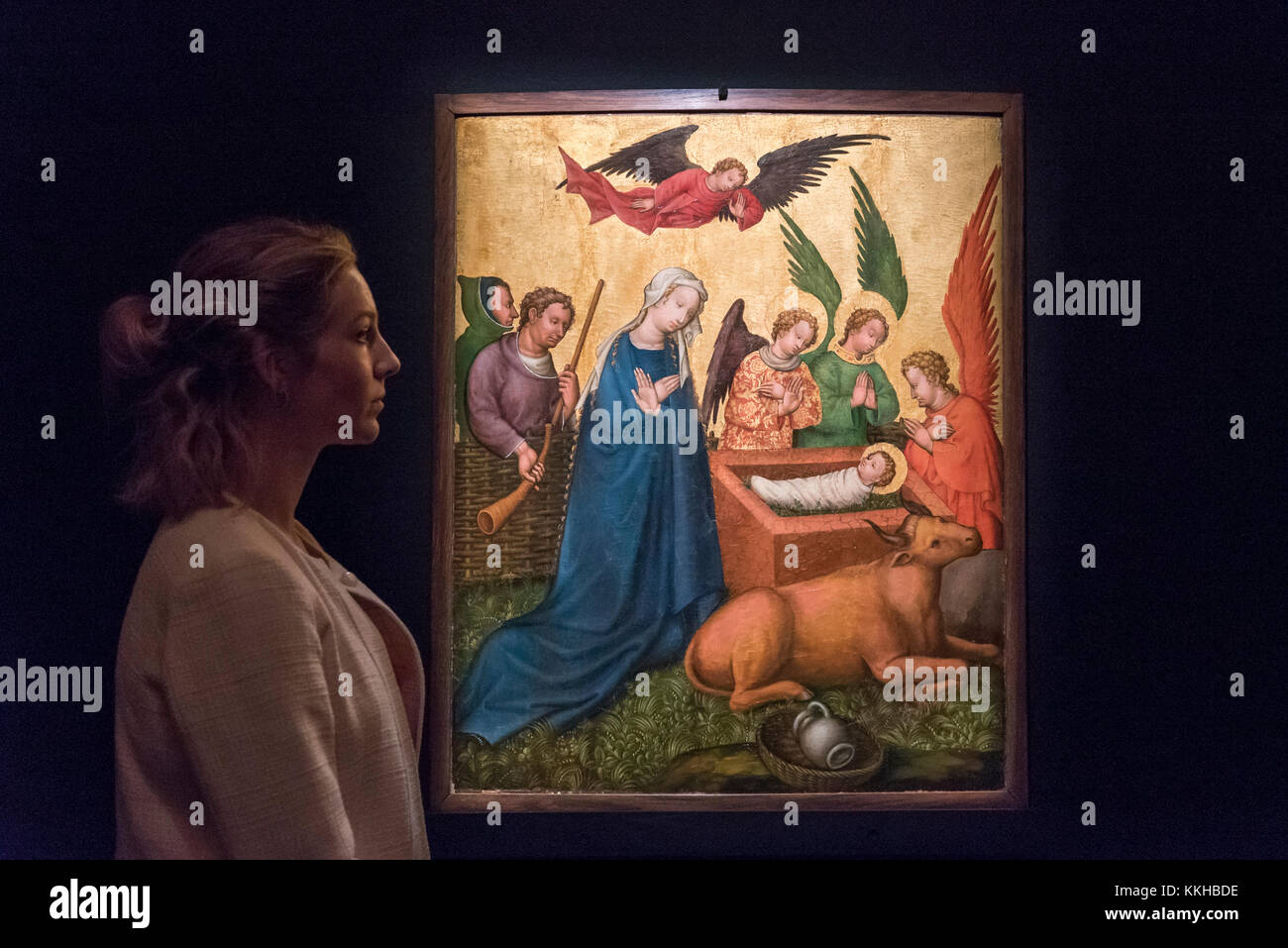 London, Großbritannien. 1. Dezember 2017. Ein Mitarbeiter Ansichten" der Meister des Sankt Lambrecht Votive Altarbild, Recto: Die Krippe', circa 1435-40, (Est. GBP 300-400k). Vorschau von 'Meister des Lichts', Sotheby's Alte Meister Abend Verkauf, die am 6. Dezember findet bei Sotheby's, New Bond Street. Credit: Stephen Chung/Alamy leben Nachrichten Stockfoto
