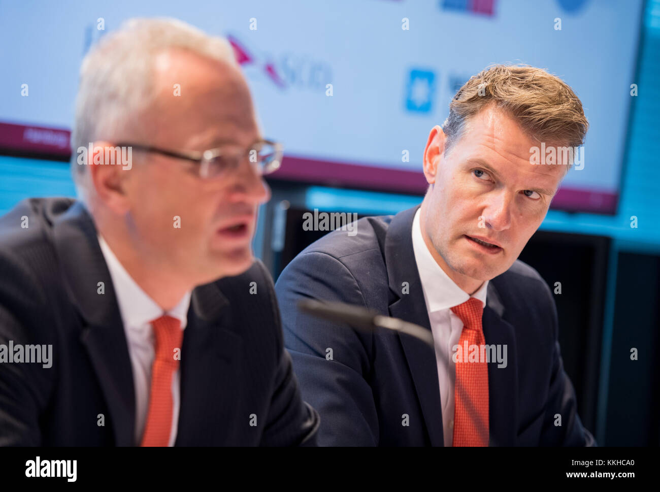 Hamburg, Deutschland. 1. Dez, 2017. sören Toft (r), operativer Geschäftsführer von Maersk und Arnt Vespermann, Vorsitzender der Geschäftsführung der Hamburg Süd, sprechen, während einer Pressekonferenz in Hamburg auf den Abschluss der Übernahme von Maersk in Hamburg, Deutschland verklagt, 1. Dezember 2017. Quelle: daniel Reinhardt/dpa/alamy leben Nachrichten Stockfoto