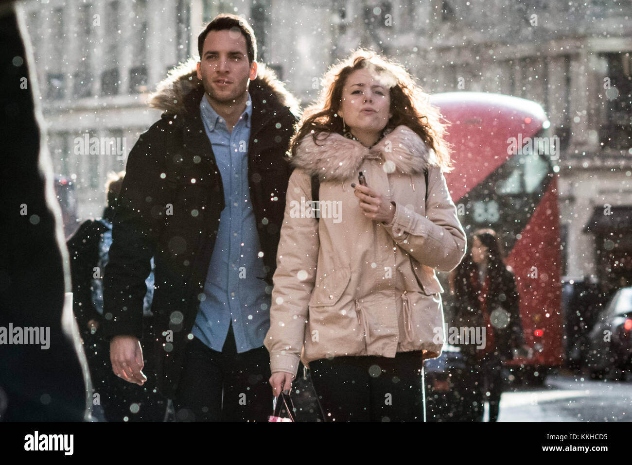 London, Großbritannien. 1. Dez, 2017. UK Wetter: Schnee kurz fällt auf einen kalten, aber sonnigen Nachmittag auf der Oxford Street. Credit: Guy Corbishley/Alamy leben Nachrichten Stockfoto