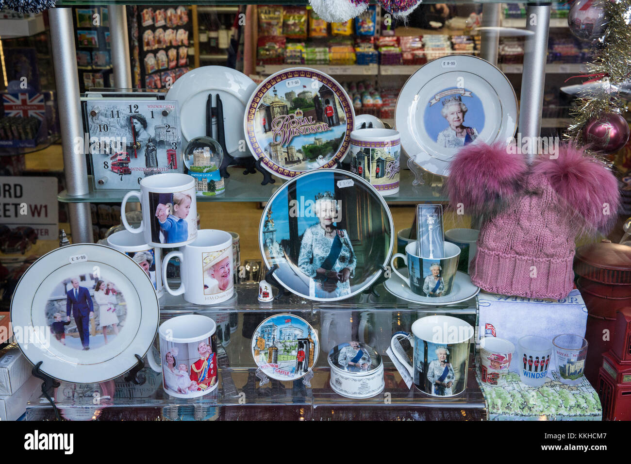 Windsor, Großbritannien. 1. Dez, 2017. royal Souvenirs im Fenster eines Geschenk Shop. Credit: Mark kerrison/alamy leben Nachrichten Stockfoto