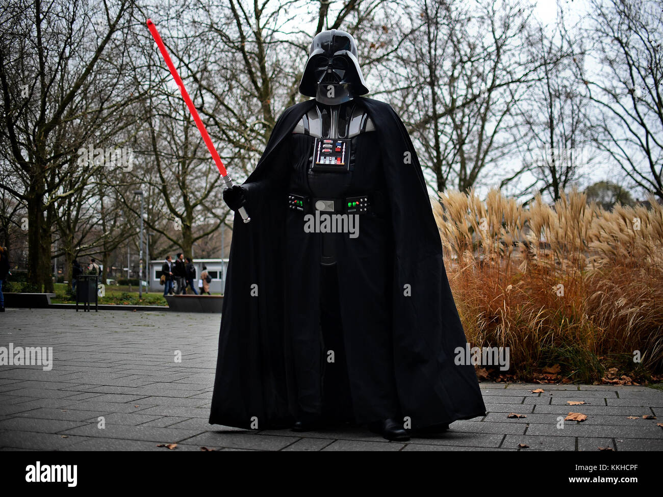 Berlin, Deutschland. Dezember 2017. Tim trägt sein Darth-Vader-Kostüm während des Startrek-Vortrags über künstliche Intelligenz und Science-Fiction an der Beuth Hochschule für Technik in Berlin am 1. Dezember 2017. Quelle: Britta Pedersen/dpa-Zentralbild/dpa/Alamy Live News Stockfoto