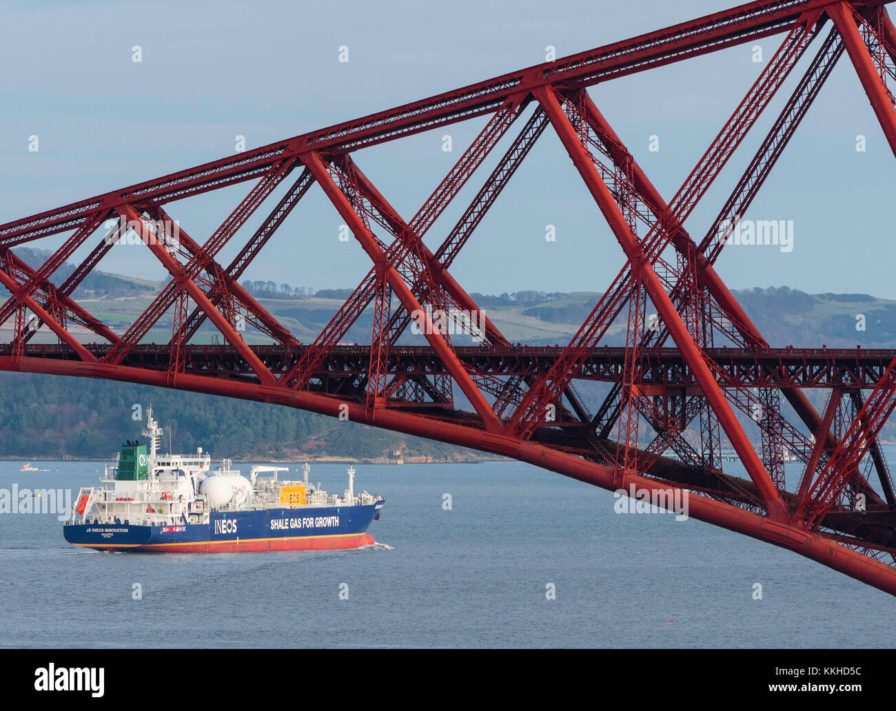 South Queensferry, Schottland, Großbritannien. Dezember 201. Ein von INEOS betriebenes LNG-Schiff verlässt die Raffinerie Grangemouth am Fluss Forth und passiert die berühmte Forth Bridge. Das Schiff soll Schiefergas aus den USA nach Grangemouth in Schottland transportieren. Die Schiefergaserkundung in Schottland wurde vom schottischen Parlament kontrovers verboten, was INEOS dazu zwang, Gas aus den USA zu importieren. Kredit: Iain Masterton/Alamy Live News Stockfoto