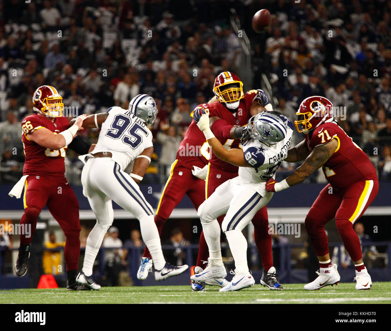 Arlington, Texas, USA. 30 Nov, 2017. Nov. 30 2017. Arlington, Texas. Dallas Cowboys Quarterback Dak Prescott (4) wie die Dallas Cowboys besiegten die Washington Redskins 38 bis 14 bei ATT Stadium in Arlington, TX. Credit: Ralph Lauer/ZUMA Draht/Alamy leben Nachrichten Stockfoto