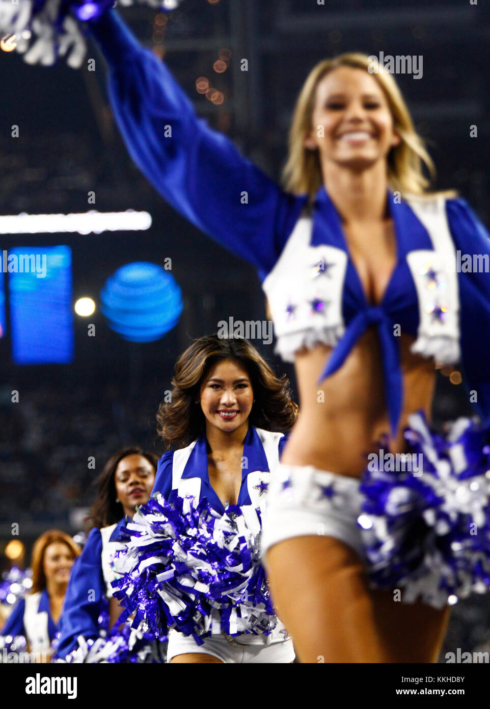 Arlington, Texas, USA. 30 Nov, 2017. Nov. 30 2017. Arlington, Texas. Die Dallas Cowboys Cheerleaders durchführen, wie die Dallas Cowboys besiegten die Washington Redskins 38 bis 14 bei ATT Stadium in Arlington, TX. Credit: Ralph Lauer/ZUMA Draht/Alamy leben Nachrichten Stockfoto