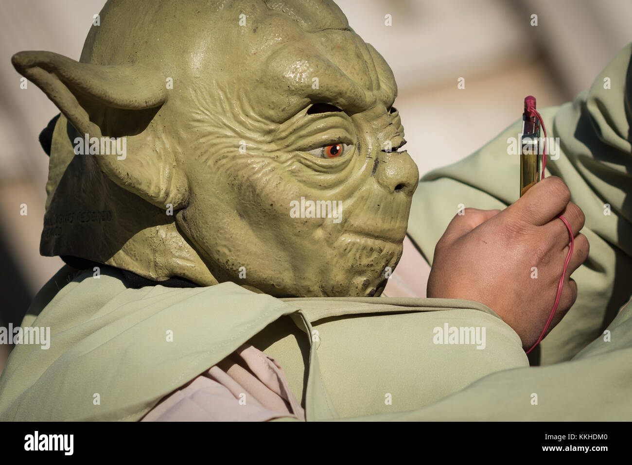 London, Großbritannien. 1. Dez, 2017. Eine schwimmende Yoda Street Performer schaut auf sein Handy während einer Pause auf dem Trafalgar Square. Credit: Guy Corbishley/Alamy leben Nachrichten Stockfoto