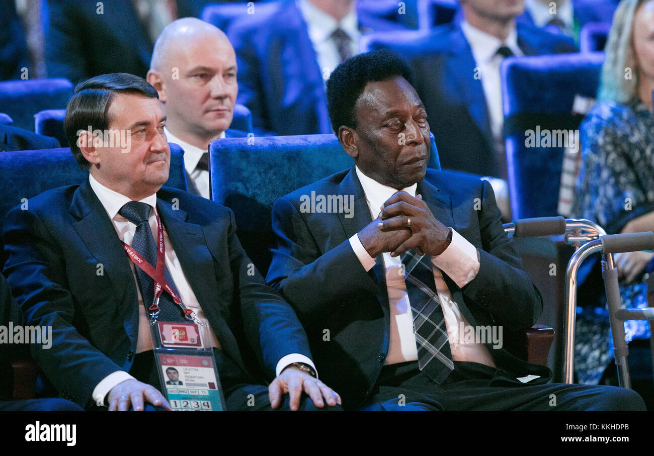 Fussball-Ikone Pele /r zusammen mit dem russischen Politiker Igor Levitin /l. Fussball: Auslosung zur FIFA- Fussball Weltmeisterschaft 2018 in Moskau, Russland 01.12.2017 - Fußball, Unentschieden zur FIFA- Weltmeisterschaft 2018, Moskau, 01. Dezember 2017 Stockfoto