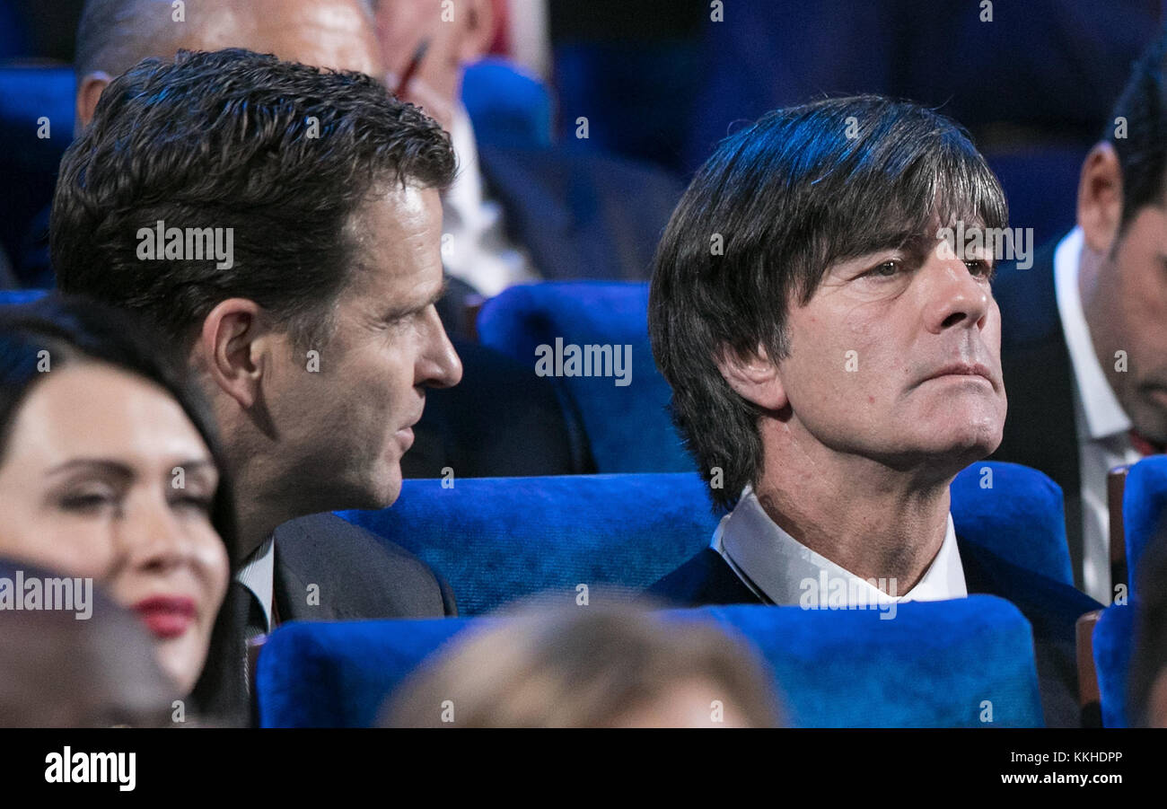 Oliver Bierhoff (Deutschland/Manager Nationalmannschaft)/l. und Bundestrainer Joachim Jogi Loew (Deutschland)/r im Auditorium. Fussball: Auslosung zur FIFA- Fussball Weltmeisterschaft 2018 in Moskau, Russland 01.12.2017 - Fußball, Unentschieden zur FIFA- Weltmeisterschaft 2018, Moskau, 01. Dezember 2017 Stockfoto