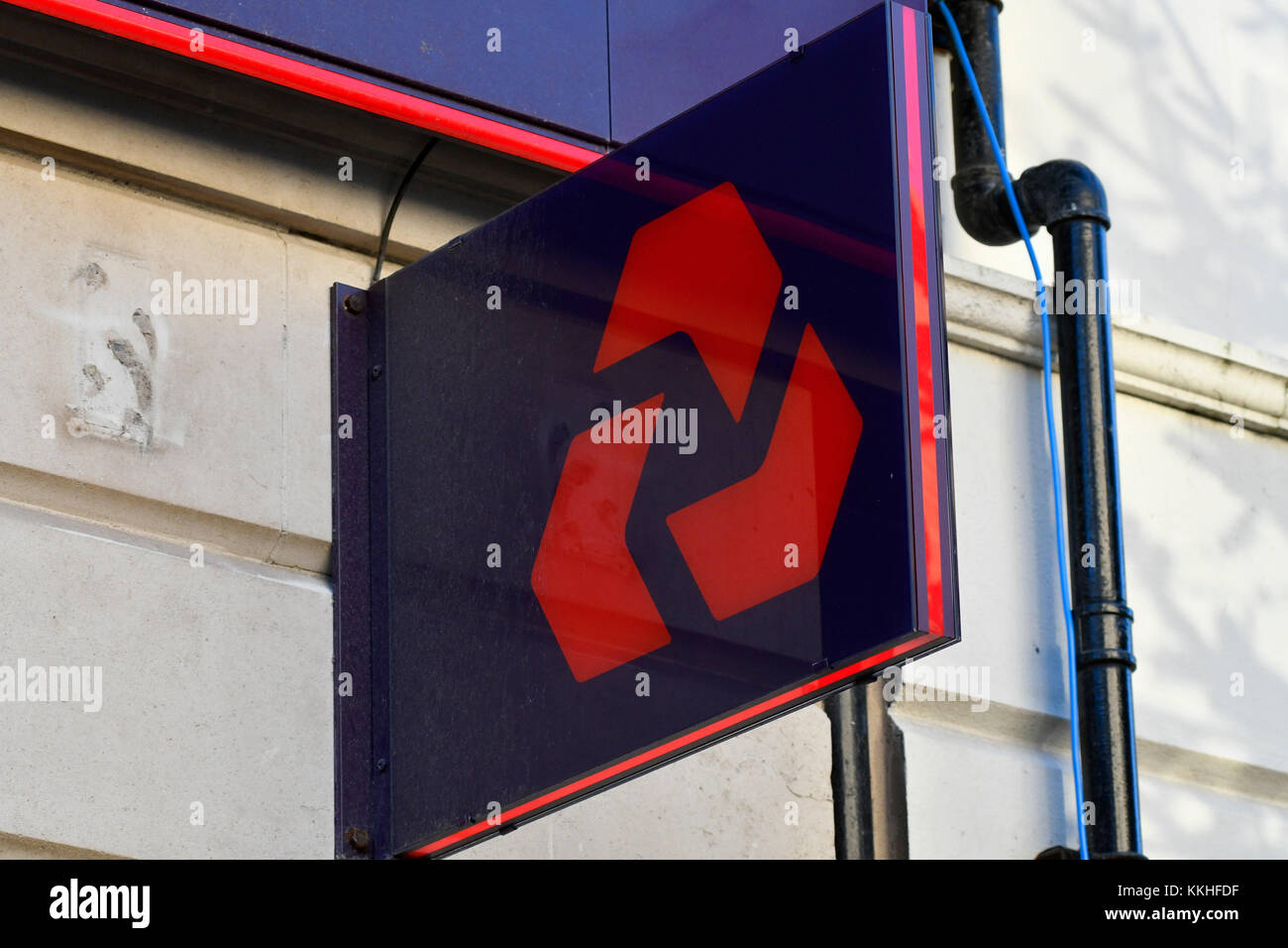 Dorchester, Dorset, Großbritannien. 1. Dezember 2017. NatWest Bank unterzeichnen und Logo im Weymouth Niederlassung in Dorset. Dieser Zweig ist sicher, aber die RBS banking Group hat heute angekündigt, die Schließung von 197 NatWest Filialen zusammen mit einem anderen 62 RBS-Zweigstellen in Großbritannien. Foto: Graham Jagd-/Alamy leben Nachrichten Stockfoto