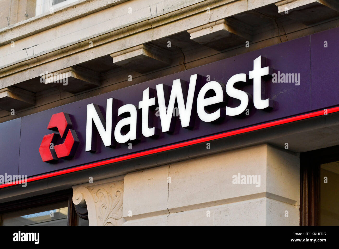 Dorchester, Dorset, Großbritannien. 1. Dezember 2017. NatWest Bank unterzeichnen und Logo im Weymouth Niederlassung in Dorset. Dieser Zweig ist sicher, aber die RBS banking Group hat heute angekündigt, die Schließung von 197 NatWest Filialen zusammen mit einem anderen 62 RBS-Zweigstellen in Großbritannien. Foto: Graham Jagd-/Alamy leben Nachrichten Stockfoto