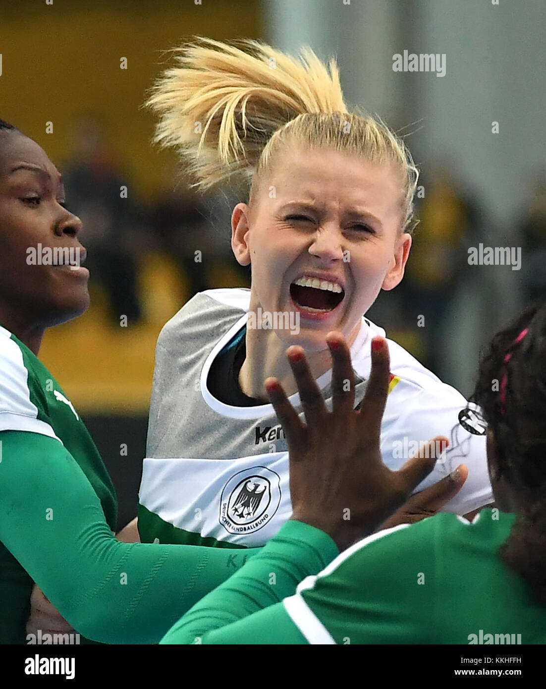 Leipzig, Deutschland. Dezember 2017. Kim Naidzinavicius (C) wird in dieser Szene mit Yvette Yuoh (L) und Anne Michelle Essam während der Vorrunde des Handball-Weltmeisterschaftsspiels der Frauen zwischen Deutschland und Kamerun in der Leipziger Arena am 1. Dezember 2017 verletzt. Quelle: Hendrik Schmidt/dpa-Zentralbild/dpa/Alamy Live News Stockfoto