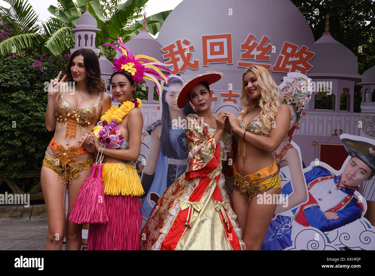 Sanya, Sanya, China. 26 Nov, 2017. Sanya, China -26.November 2017: (redaktionelle Verwendung. China). Tausende von Touristen in verschiedene Kostüme sorgen die maritime Seidenstraße themed Parade in einer landschaftlich reizvollen Gegend in Sanya, South China Hainan Provinz, 26. November 2017. Credit: sipa Asien/zuma Draht/alamy leben Nachrichten Stockfoto