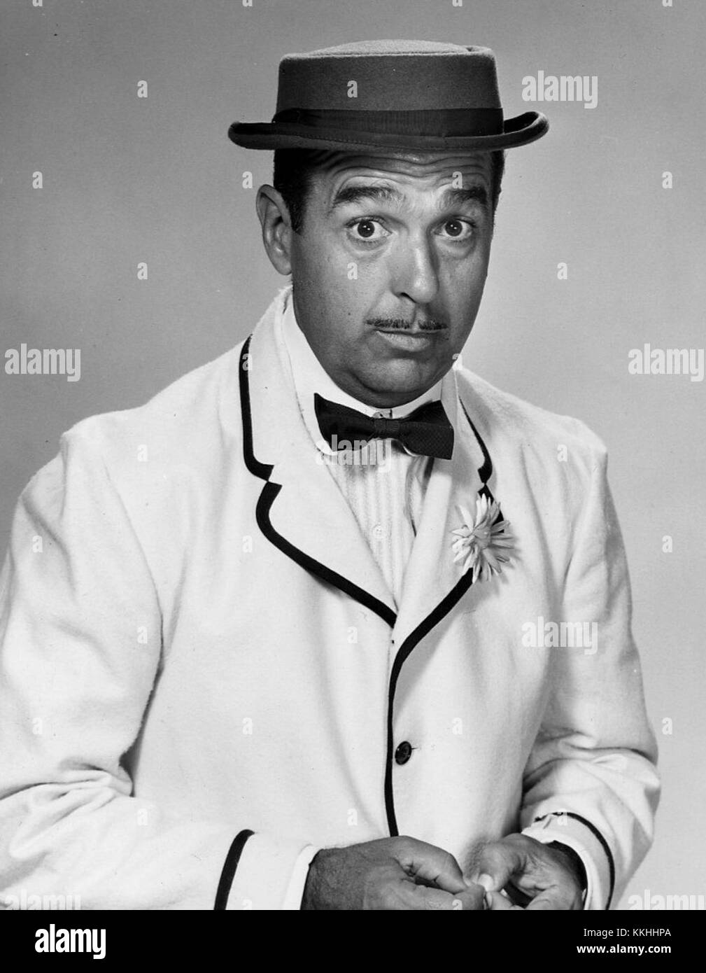 Ernie Ford war ein populärer amerikanischer Sänger und Fernsehmoderator, der für seine tiefe Baritonstimme bekannt war. 1958 war er auf dem Höhepunkt seiner Karriere, mit mehreren Hits und Fernsehauftritten. Seine Beiträge zur Country-, Pop- und Gospelmusik machten ihn zu einer beliebten Figur in der amerikanischen Unterhaltung. Stockfoto