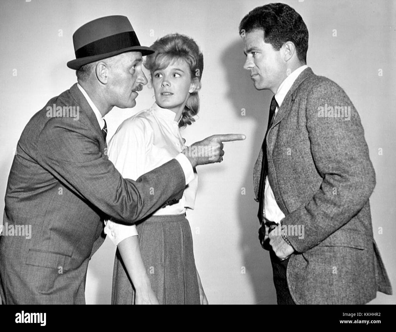 The Eleventh Hour, ein Fernsehdrama aus dem Jahr 1963, mit Keenan Wynn, Linda Evans und Jack Ging in den Hauptrollen. Die Show konzentrierte sich auf kritische soziale Themen, bot dramatische Darbietungen und erforschte das zeitgenössische amerikanische Leben. Stockfoto