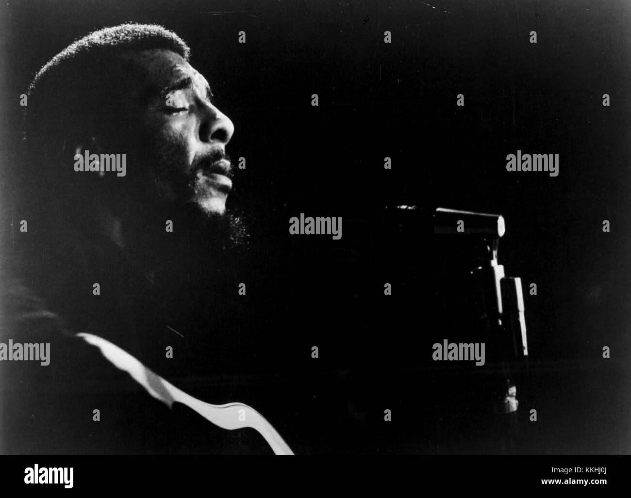 Richie Havens, ein amerikanischer Folk-Sänger und Songwriter, erlangte in den 1960er und 1970er Jahren Popularität für seine gefühlvolle Musik. Dieses Foto von 1973 fängt ihn während einer seiner legendären Aufführungen ein und zeigt seinen Einfluss auf die Musikszene während dieser Zeit. Stockfoto