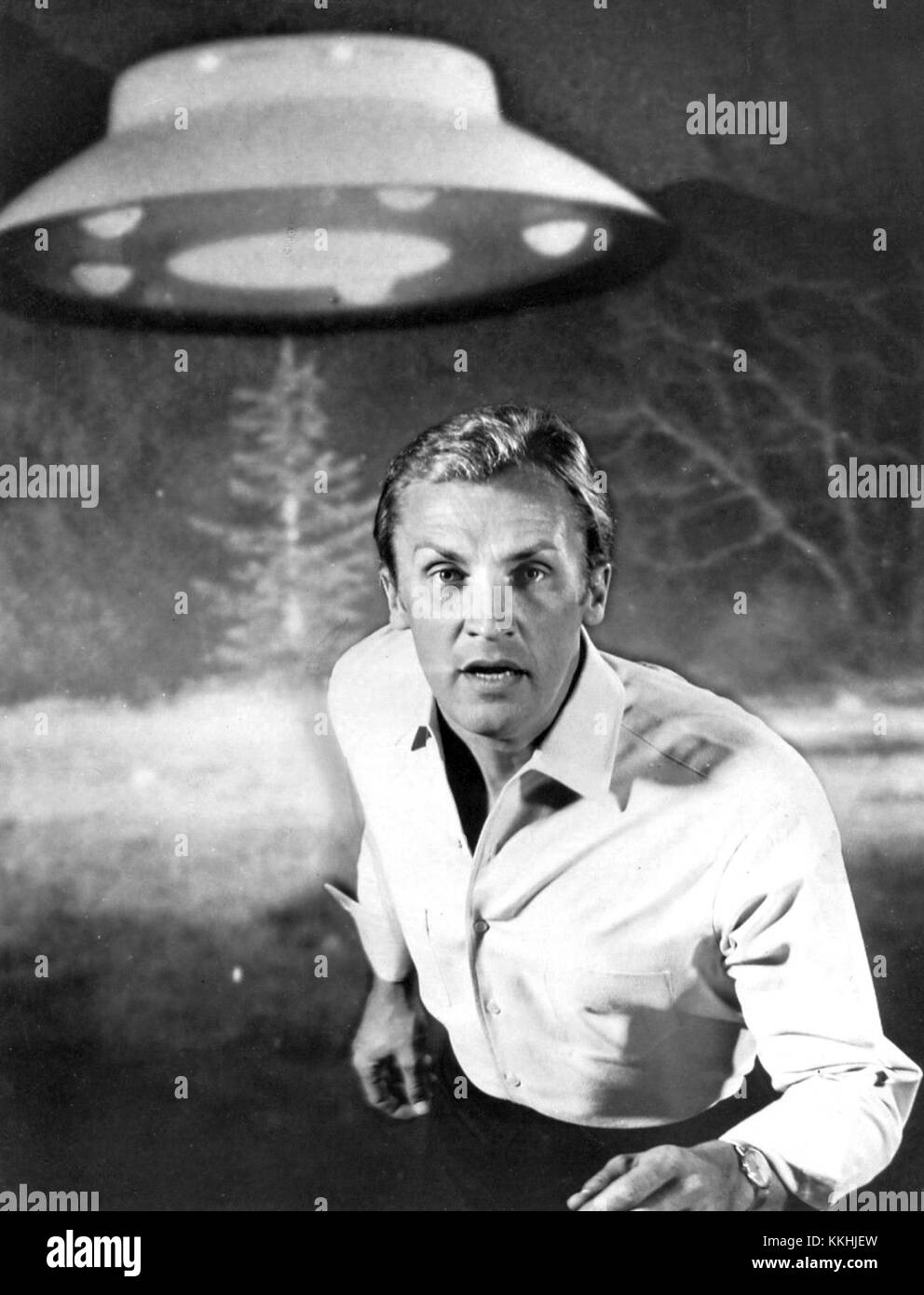 The Invaders war eine US-amerikanische Science-Fiction-Fernsehserie aus dem Jahr 1966 mit Roy Thinnes. Die Show erzählt die Geschichte eines Architekten, gespielt von Thinnes, der eine außerirdische Invasion auf der Erde entdeckt. Die Serie ist bekannt für ihre Spannung und dramatische Atmosphäre und thematisiert Themen wie Paranoia und außerirdisches Leben und wurde zu einem Kultklassiker im Science-fiction-Genre. Stockfoto
