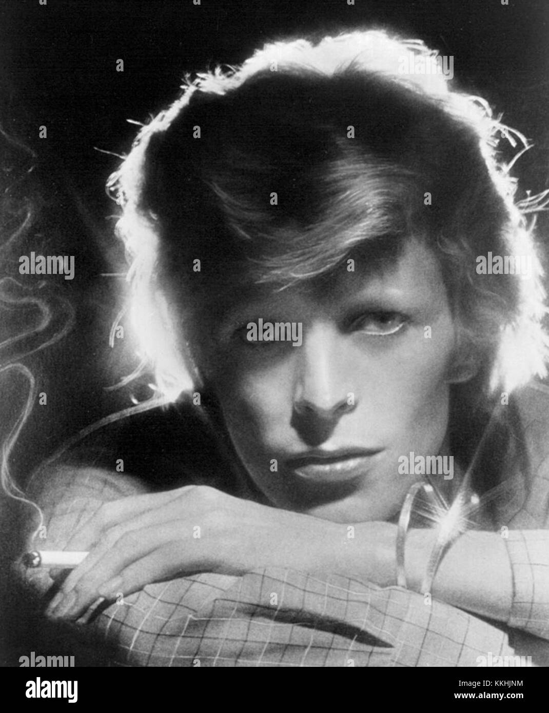 David Bowie, ein legendärer britischer Musiker, ist auf diesem Bild von 1975 festgehalten und zeigt seine ikonische Persönlichkeit während einer entscheidenden Zeit seiner Karriere. Das Bild repräsentiert seinen Beitrag zu Musik und Kultur. Stockfoto