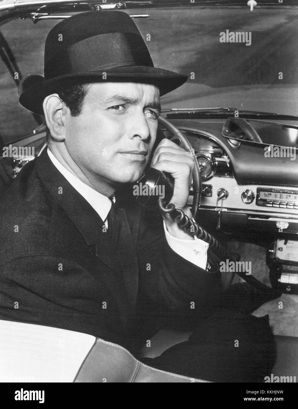 David Janssen, ein US-amerikanischer Schauspieler, ist in diesem Bild aus der populären TV-Show *Route 66* zu sehen, die Anfang der 1960er Jahre ausgestrahlt wurde Diese Aufnahme ist bekannt für seine Rolle als Richard Kimble in *The Fugitive* und unterstreicht seine Verbindung zur legendären Serie vor dem Hintergrund der Route 66 in Amerika. Stockfoto