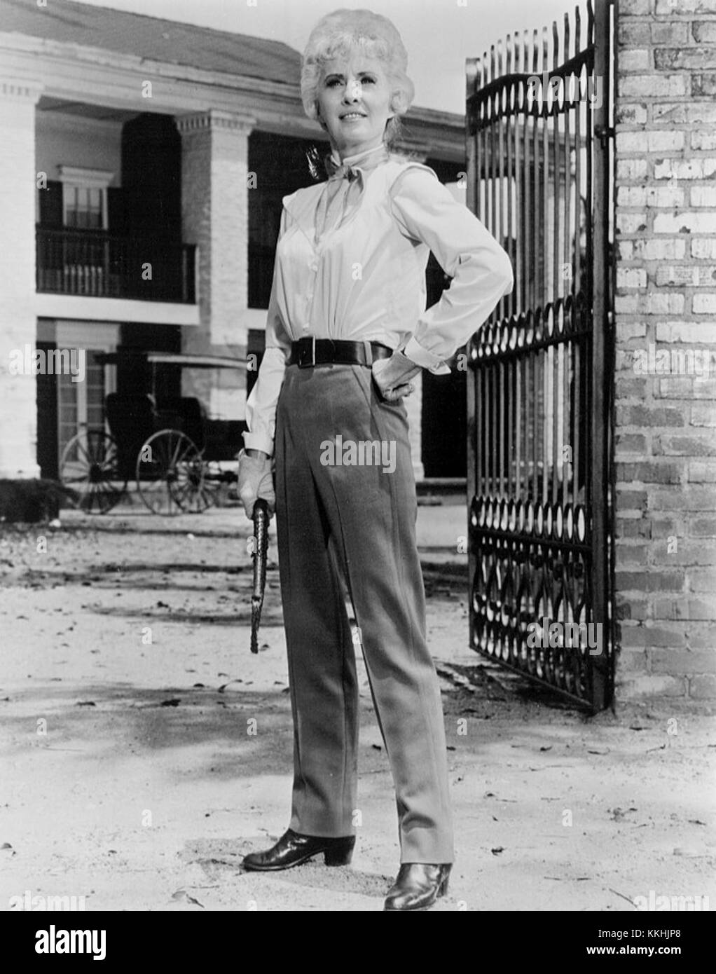 Barbara Stanwyck spielte die Hauptrolle in der Fernsehserie *Big Valley*, in der sie Victoria Barkley, die Matriarchin einer wohlhabenden Familie im amerikanischen Westen, porträtierte. Die Serie wurde 1965 ausgestrahlt und wurde zu einem Wahrzeichen in der Fernsehgeschichte. Stockfoto