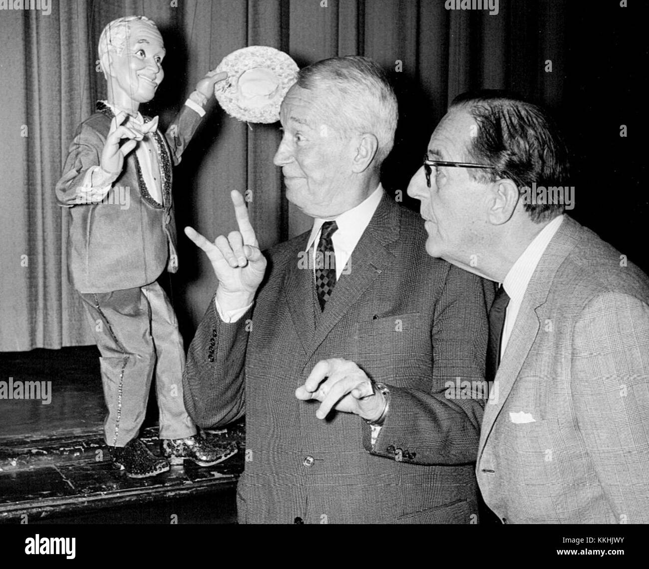 Maurice Chevalier und Stanley Holloway traten 1964 auf der Bell Telephone Hour auf. In diesem ikonischen Fernsehprogramm wurden musikalische und theatralische Talente von prominenten Künstlern dieser Zeit gezeigt. Stockfoto