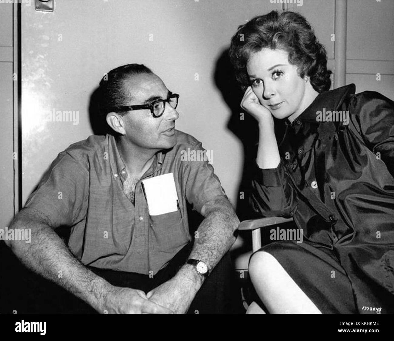 Das Bild zeigt Ralph E. Winters und Susan Hayward, die Stars des Hollywood-Films „Ada“ aus den 1950er Jahren, die ihre Zusammenarbeit während der Produktion des Films zeigen. Stockfoto