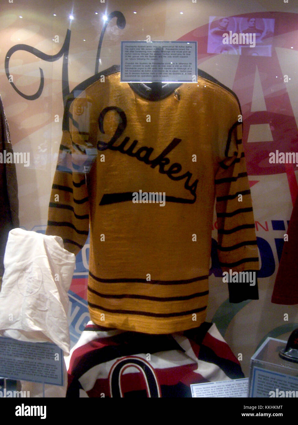 Das Philadelphia Quakers Trikot repräsentiert die erste professionelle Hockeymannschaft der Stadt. Dieses historische Trikot zeigt unverwechselbare Teamfarben und -Design und unterstreicht die frühe Ära der National Hockey League in den USA. Stockfoto